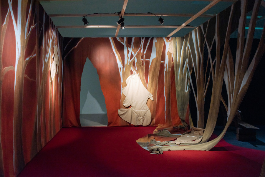 Pauline Curnier Jardin, Peaux de Dames in the hot flashes Forest, 2019; Qu’un sang impur / Ausgeblutet / Bled Out, 2019. Ausstellungsansichten / vues d’exposition / exhibition views Kunsthaus Centre d’art Pasquart 2023. Fotos / photos Lea Kunz