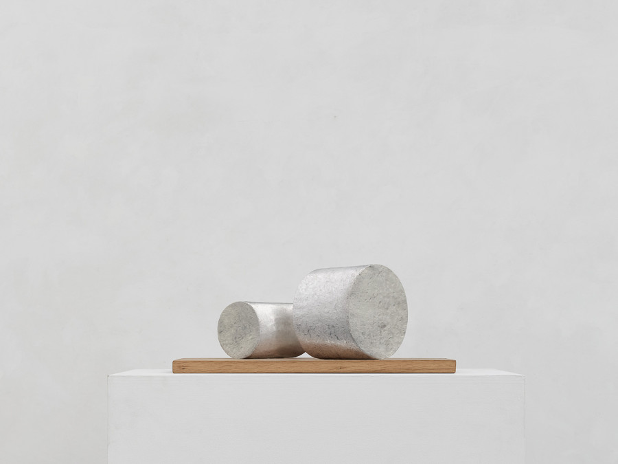 Markus Raetz, Zwei Zylinder (Two Cylinders), 10.4.2008 / 9.12.2010, Aluminum sheet, raised, plinth: oak wood, 18.2 x 0.1 cm. Photo: SIK-ISEA, Zürich