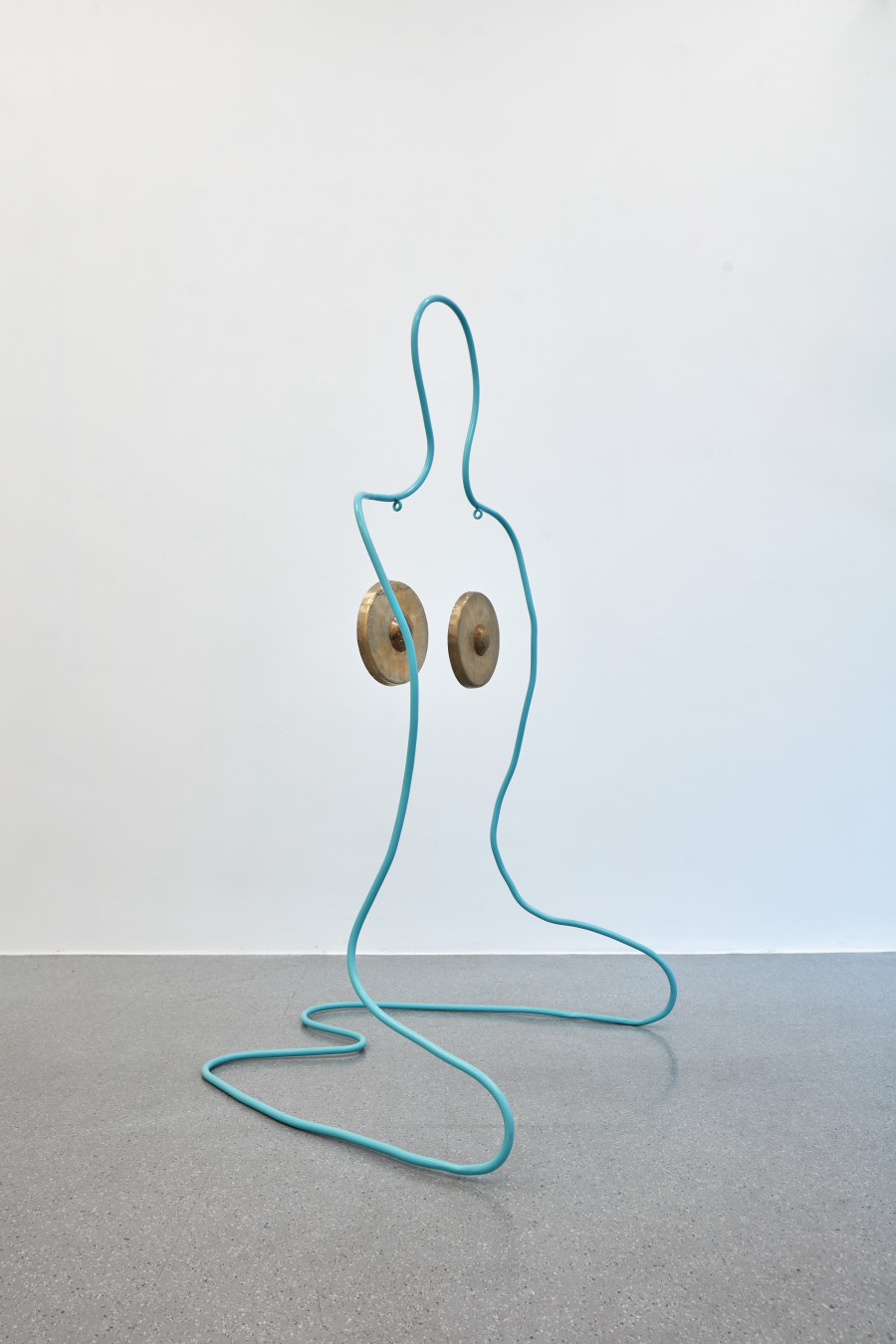 Sarah Ancelle Schönfeld, Installation view, Tout Doux: Gong Bath. Solo show curated by Elise Lammer, jevouspropose, Zurich, 2023. Courtesy of the artist. Photo: Studio Seghrouchni