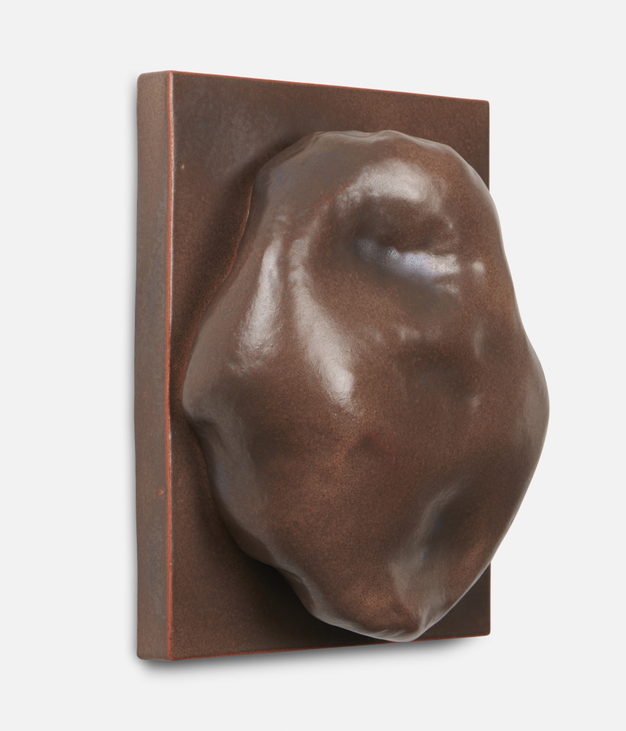 Mai-Thu Perret, There is no voice by which to call it, there is no shape by which to see it, 2022, Glazed ceramic, 48 x 37 x 16.5 cm. Photo: Mareike Tocha
