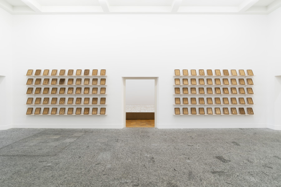 Jean-Frédéric Schnyder, das Eine, 2014–2020, 107 Spanplatten aus Schnitzabfall / Chipboards from wood waste. Courtesy Eva Presenhuber Zürich / New York. Photo: Gunnar Meier