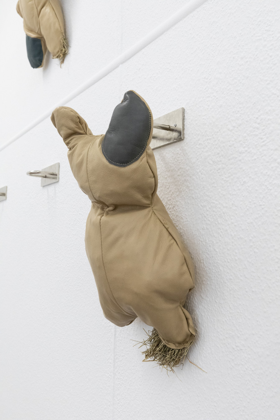 RADICAL SOURCES, Claire Fontaine, Dorota Gawęda & Eglė Kulbokaitė, Laurent Güdel, Jeanne Jacob, Hunter Longe, Lou Masduraud, Sadie Plant, Augustin Rebetez, Jan van Oordt, et un texte de Antoine Rubin, KRONE COURONNE, 2022, photocredit: Michal Florence Schorro