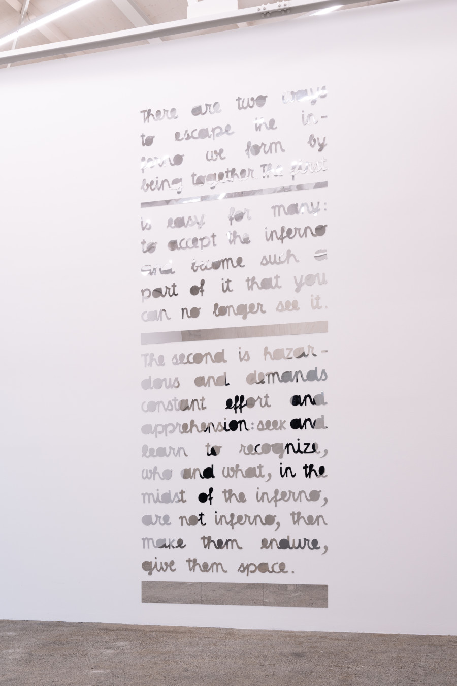 Eva Lootz. Alfombra escrita, 1990. Courtesy the artist and Galeria Juana de Aizpuru. Ausstellungsansicht / Installation view Kunsthaus Baselland 2025. Foto / Photo: Finn Curry