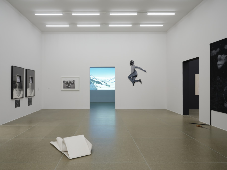 lnstallationsansicht Stranger in the Village, Rassismus im Spiegel von James Baldwin, 3.9.2023 - 7.1.2024, Aargauer Kunsthaus. Foto: David Aebi, Bern