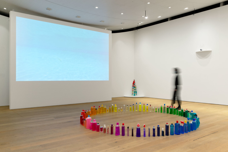 Katja Aufleger, NEWTON’S CRADLE, 2013 Glass, steel, sulphuric acid, nitric acid, glycerine, rubber Dimensions variable © Courtesy of the artist; Galerie STAMPA, Basel; Museum Tinguely, Basel Hamburg; photo: Gina Folly
