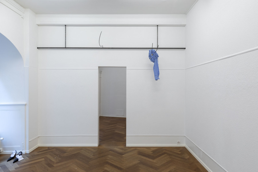 Installation view, MUMBLES SLIDE ALONG THE SLEEVE, KRONE COURONNE, 2023. Credits © Guadalupe Ruiz