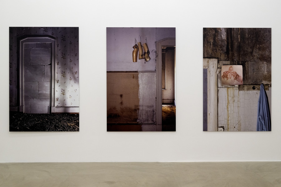 Installationsansicht Eine Frau ist eine Frau ist eine Frau... Eine Geschichte der Künstlerinnen 27.8.2022 – 15.1.2023, Aargauer Kunsthaus, Aarau. Manon, Ohne Titel (aus der Serie Hotel Dolores), 2009/2010 Aargauer Kunsthaus, Aarau © 2022, ProLitteris, Zürich. Foto: Zoe Tempest, Zürich