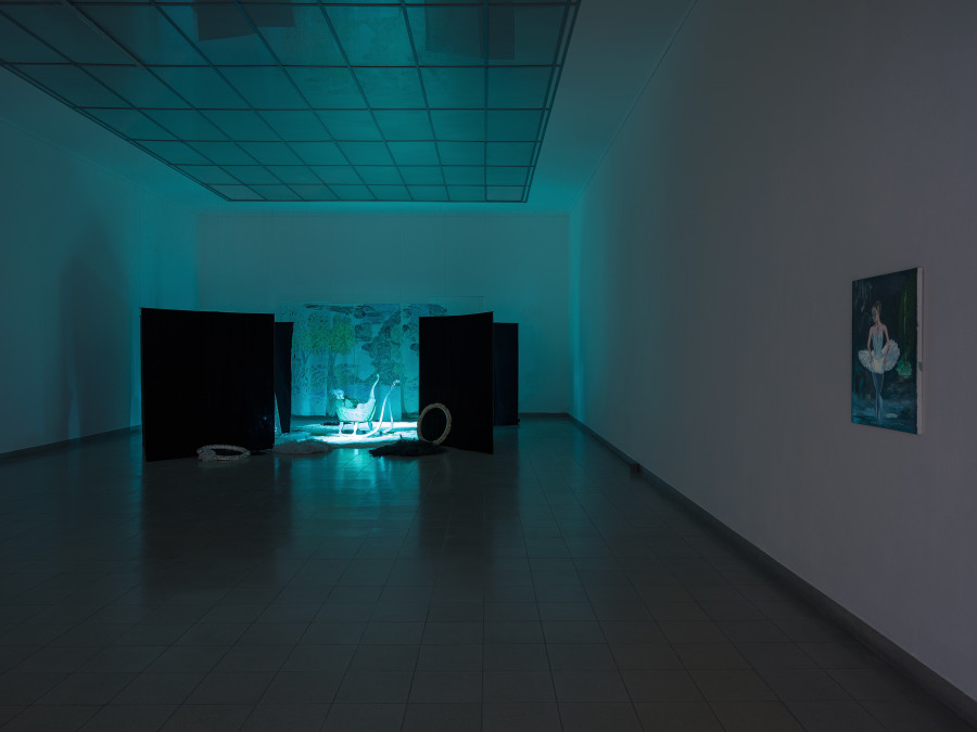 Karen Kilimnik Swan Lake Ausstellungsansicht / installation view Kunsthaus Glarus, 2023 Alle Werke / all works courtesy die Kunstlerin / the artist, Galerie Eva Presenhuber, Zürich / New York / Wien und / and Sprüth Magers Berlin / London / Los Angeles. Alle Fotos / all images: Cedric Mussano