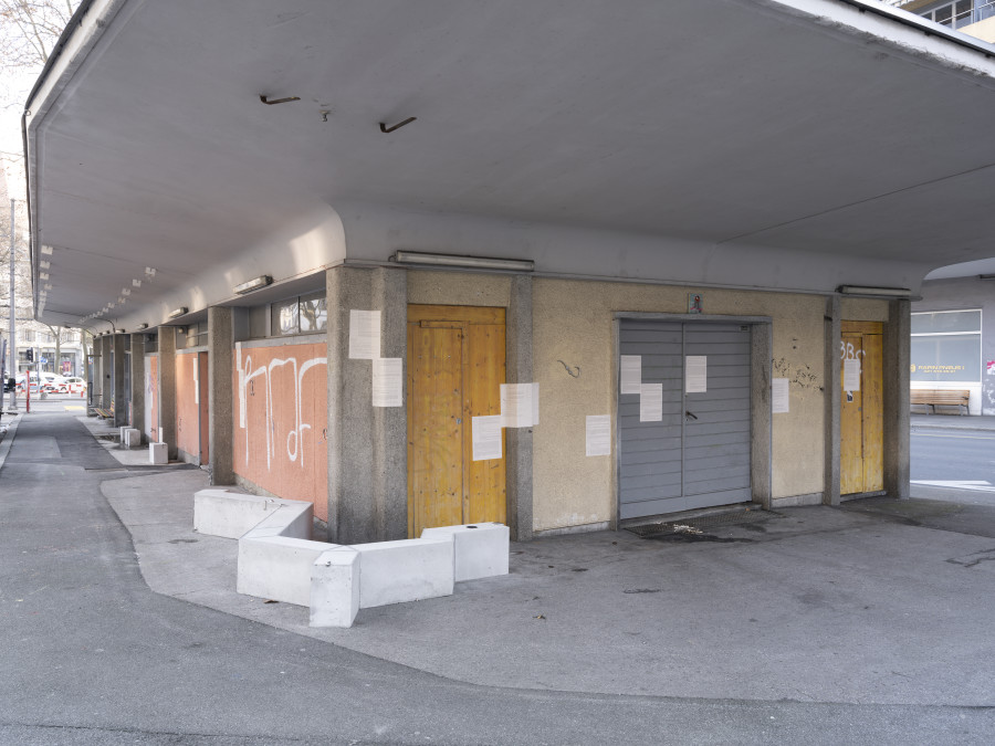 Exhibition view, Davide-Christelle Sanvee & Vicente Lesser, Sitting on an edgy edge, Tunnel Tunnel, 2021-2022. Copyright : Julien Gremaud