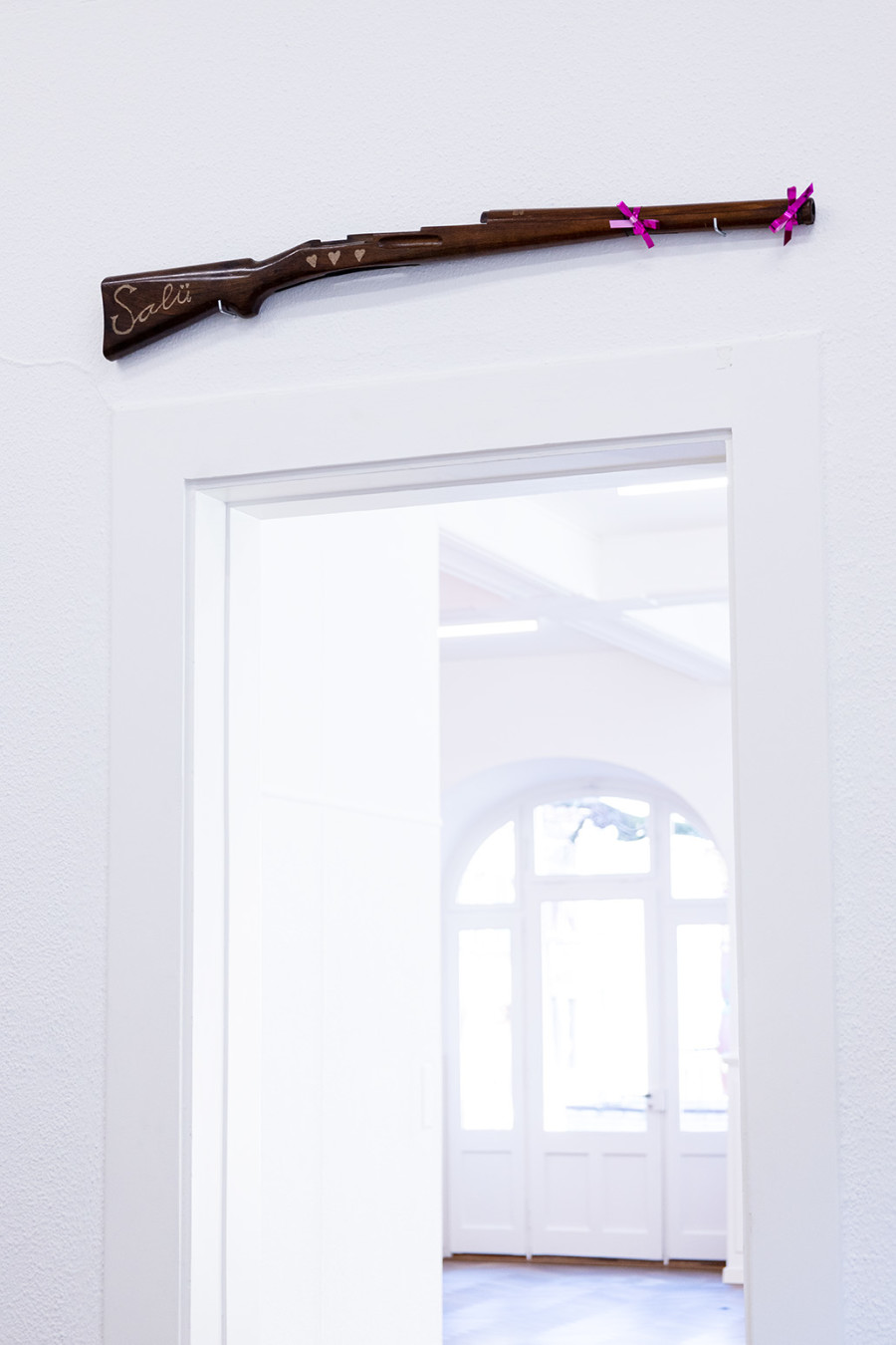 Installation view, Felix Stöckle, PINK HAWK DOWN, KRONE COURONNE, 2024. Credit © Jerlyn Heinzen