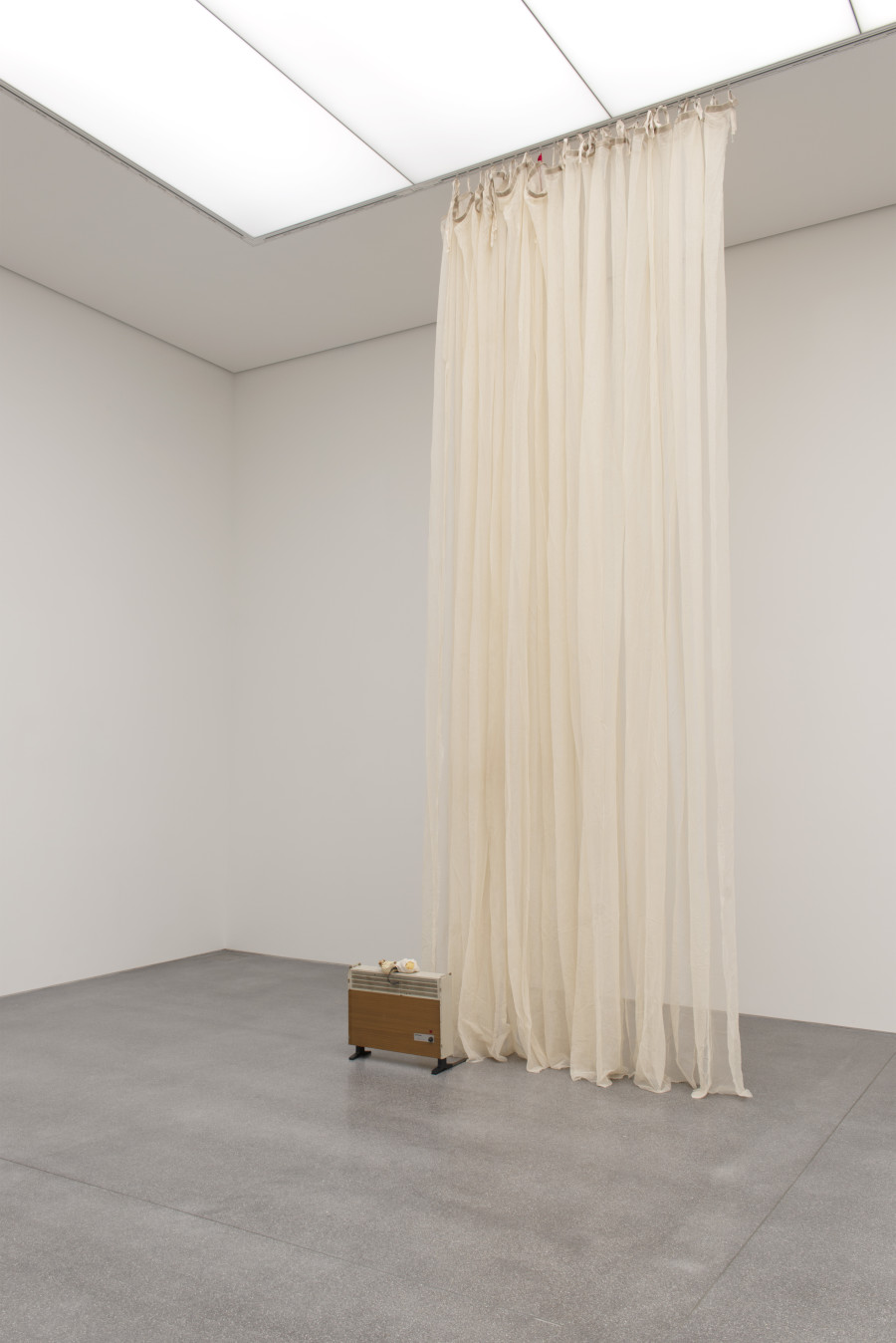 Flurina Sokoll, Heizkörper, 2017, Pulverbeschichteter Stahl, alter Heizkörper, Stecknadeln, Faden, Griffe eines, Ledertäschchens, Metallobjekt, weitere Fundgegenstände, 60 x 65 x 70 cm, Im Besitz der Künstlerin