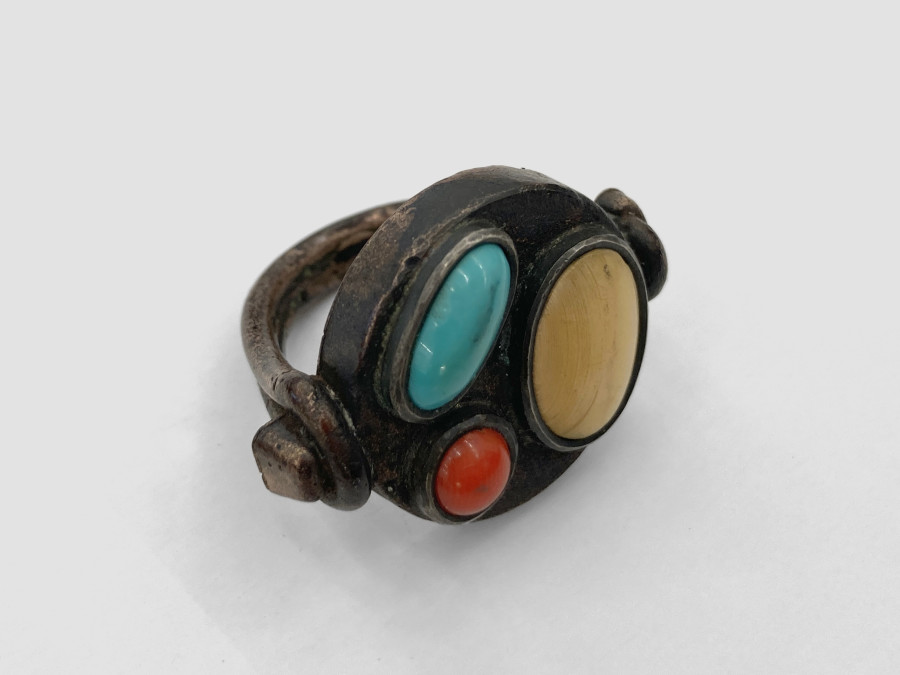Bernhard Schobinger, Insect Ring, 1993, Ring made of Shakudo (traditional Japanese metal alloy), turquoise, coral, horn, 2.6 x 3.2 x 2.2 cm, Ring size 15, inner ⌀ 1.7 cm