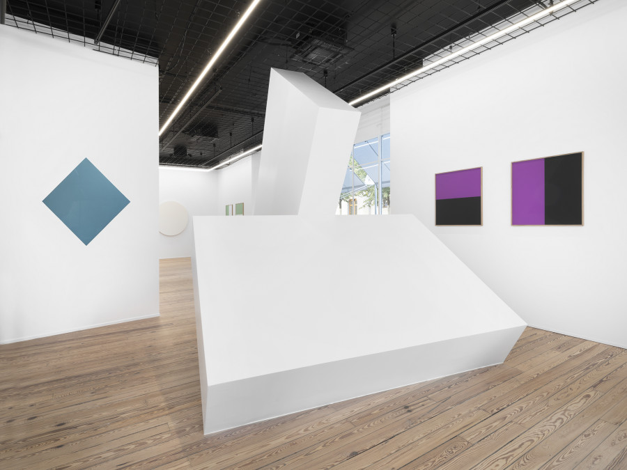 Olivier Mosset, installation views, 2023, galerie lange + pult Geneva. Photo credit: Julien Gremaud