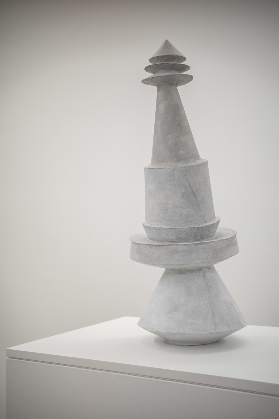 Abraham David Christian (Düsseldorf *1952) Skulptur, 1986 Papier, Gips, bemalt, 64 x 24 x 24 cm MKM Museum Küppersmühle für Moderne Kunst, Duisburg, Sammlung Ströher. Exhibition "Abraham David Christian. Beyond language" Bündner Kunstmuseum, September 16, 2023 to January 7, 2024