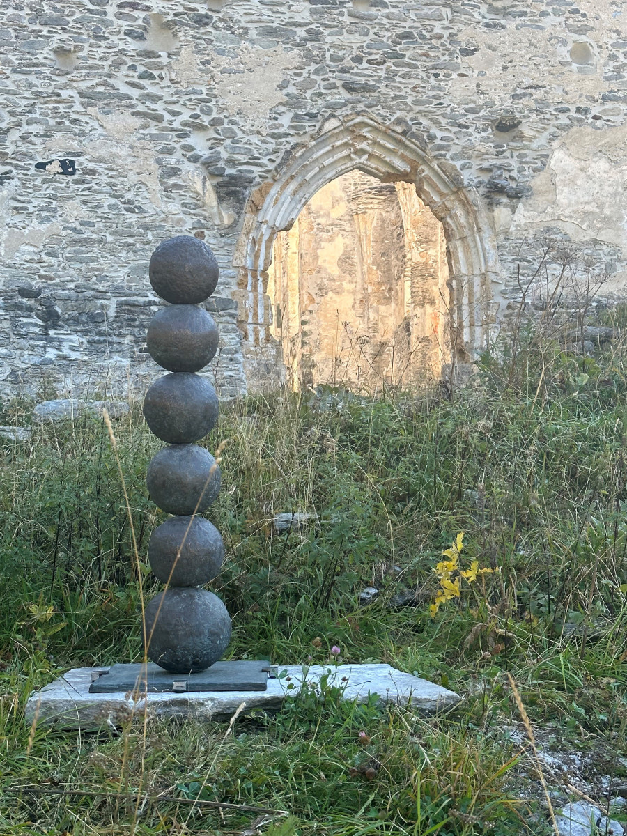 Abraham David Christian (Düsseldorf *1952) Skulptur, 2006 Bronze, Höhe: 125 cm; Durchmesser: 25 cm Privatsammlung (Skulptur im Aussenraum: Kirchenruine San Gaudenzio, Casaccia). Exhibition "Abraham David Christian. Beyond language" Bündner Kunstmuseum, September 16, 2023 to January 7, 2024