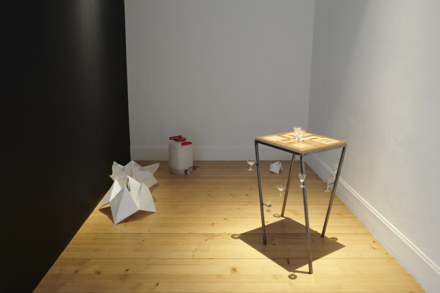 2. Monika Emmanuelle Kazi, Les règles du jeu, 2021. Photo : Guillaume Python. Courtesy Kunsthalle Friart Fribourg