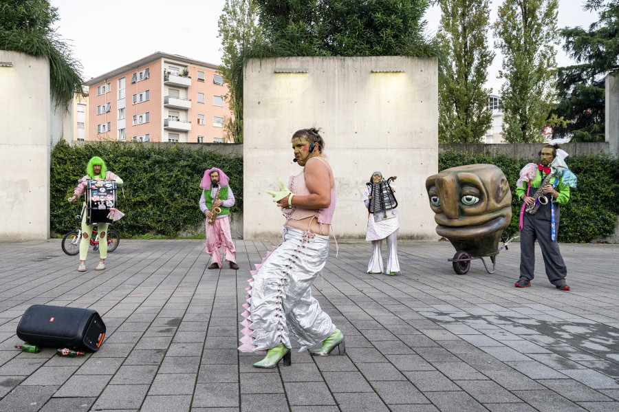 Rebecca Solari, SPÜDA, 2025. Performance, sound piece, text, in collaboration with musicians from local artistic collaborations (the Maninchiaghi collective from Biasca, winners of the last Rabadan in Bellinzona, and musicians from the Ticino guggen band Sonada Balossa with Nadine Speziga and Gioele Gentilini, and the Bau Band with Janush Lucchini and Francesco Berta). MASTIGA, 2025, Plaster, papier maché, styrofoam, In collaboration with the Ticino Carnival Company, I Maninchiaghi. Ph by Emanuele Finardi. Images courtesy of artists and La Rada, Photography by Riccardo Giancola (@riccardo_giancola) and Emanuele Finardi (@e.m.hey)