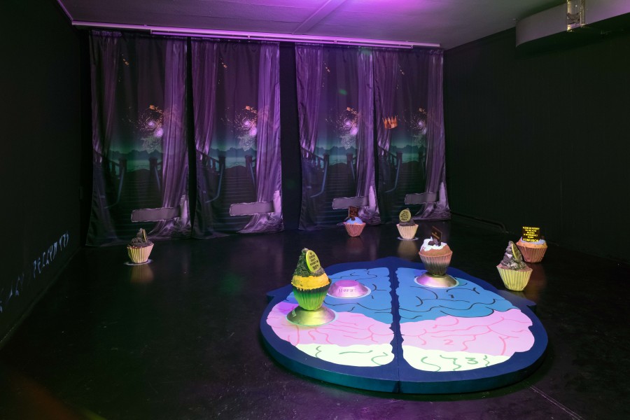 Ilaria Vinci, „Catch you lucky star!“, Printed Fabric, 275 x 450 cm; Divided Minds, Acrylic on Wood, 200 × 300 cm; Further and faster through your soul, Mixed media, Diameter 23 x 45 cm / Picture: Flavio Karrer / Courtesy: the Artist and Longtang