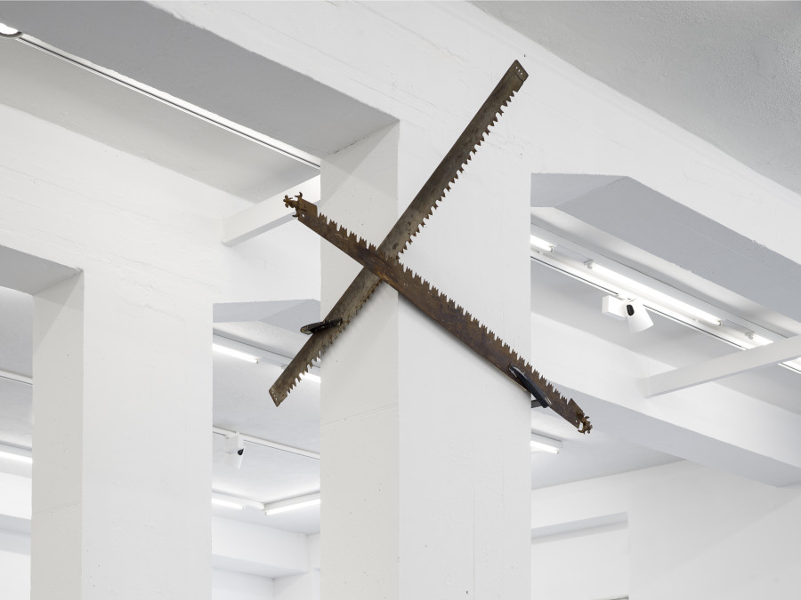 Bernhard Schobinger, Sägen in der Höhe, 2024, Saw blades, bar clamps, approx. 100 x 150 x 140 cm