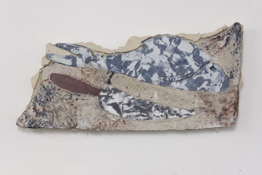 Zuzanna Czebatul, The Cut (Fish), 2020, Concrete, pigments, 31 x 66 x 3,5 cm. Photography: Sebastian Verdon/ all images copyright and courtesy of the artists, CAN Centre d’art Neuchâtel, Sans titre (2016).