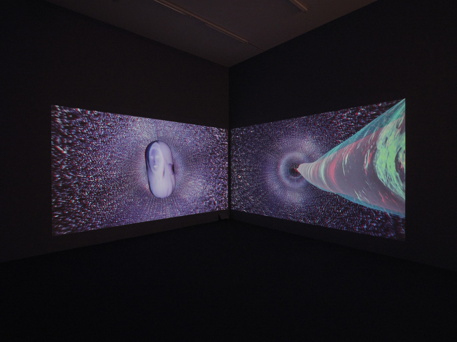 Installationsansicht Kosmos Emma Kunz. Eine Visionärin im Dialog mit zeitgenössischer Kunst 2.3. – 24.5.2021, Aargauer Kunsthaus, Aarau. Lea Porsager CØSMIC STRIKE, 2018 Anaglyphe 3-D-Animation, Zweikanal, Ton, 62' Courtesy of the artist and NILS STÆRK, Copenhagen. Foto: Conradin Frei, Zürich