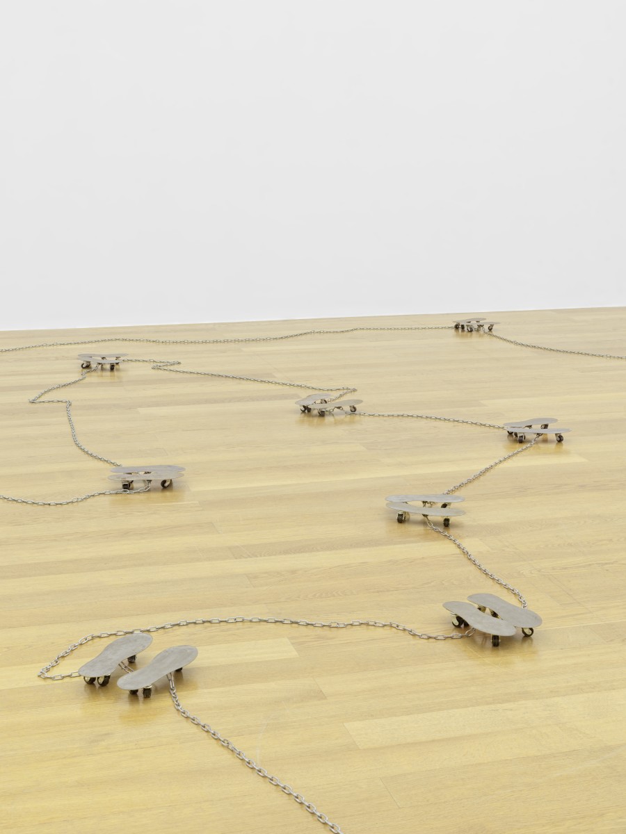 Liliana Moro, La Passeggiata, 1988 (detail), Eisenblech, Räder, Ketten I Sheet metal, wheels, chains, Dimensionen variabel I Dimensions variable. Installation view, Kunstmuseum Liechtenstein, Vaduz. Foto I Photo: Stefan Altenburger Photography Zurich. © Liliana Moro