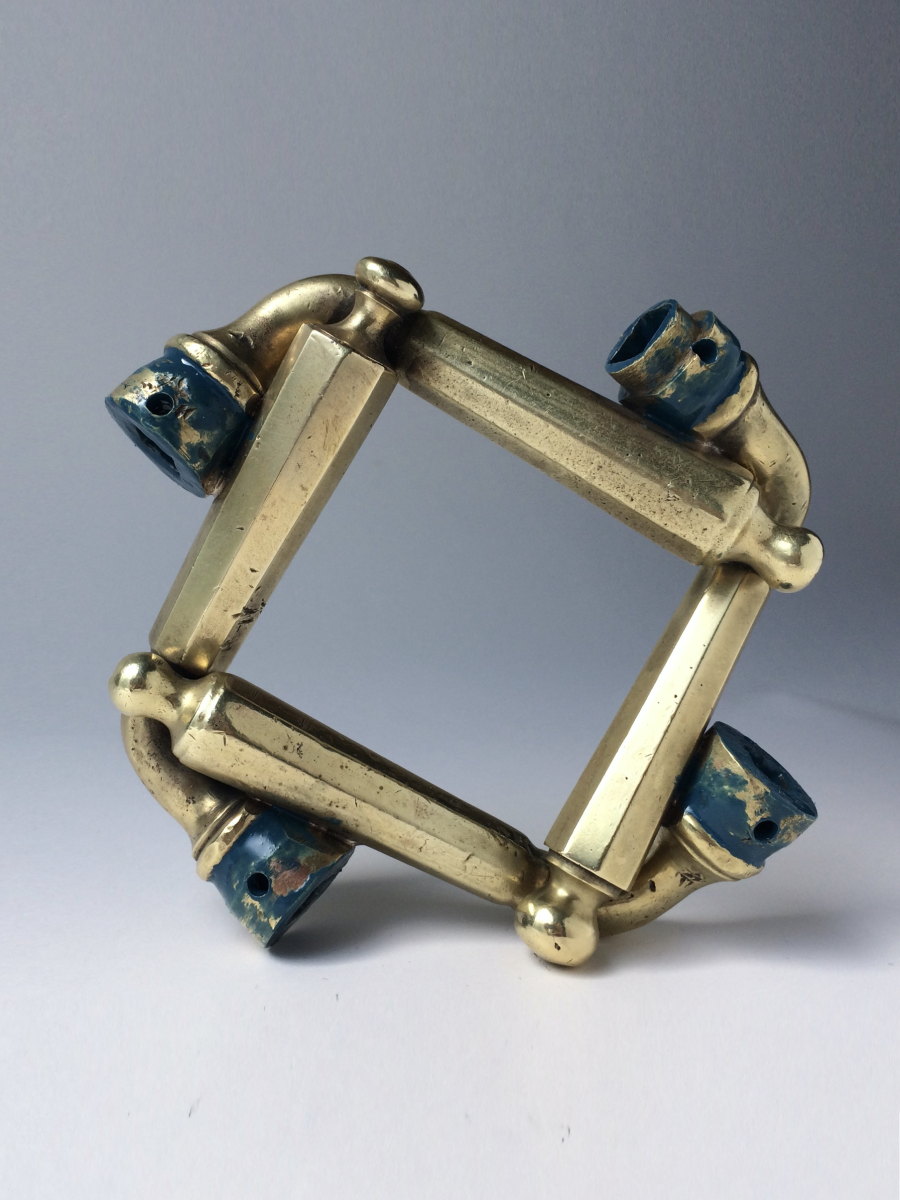 Bernhard Schobinger, Rotierendes Quadrat / Rotating Square, 2020, Arm cuff made of antique brass door handles, lapis lazuli pigment, 11 x 12 x 2 cm, inner ⌀ 7 cm