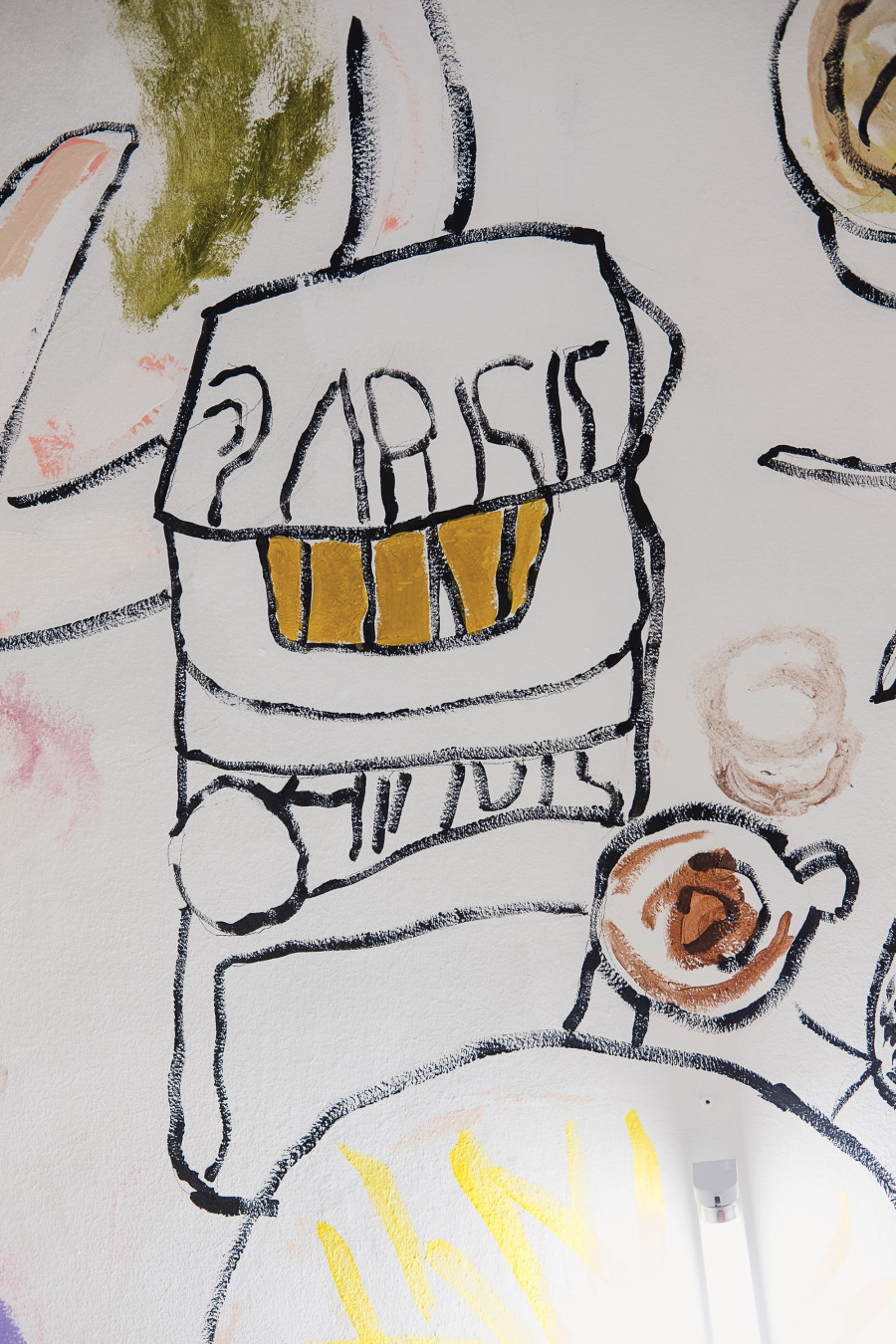 Manuela Gernedel & Fiona Mackay, Dining Out, 2020, acrylic, liquid pigments and emulsion, site-specific work, 540 x 215 cm. Photography: Sebastian Verdon/ all images copyright and courtesy of the artists, CAN Centre d’art Neuchâtel, Sans titre (2016).