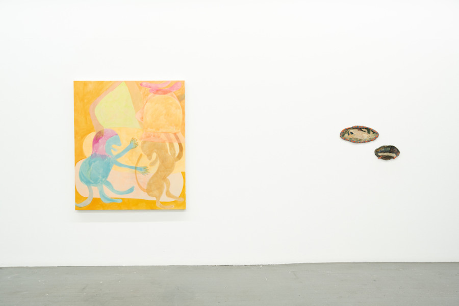Sara Gassmann, Hevea, 2021, Acryl, Tusche auf Baumwolle, 140 x 120 cm; Fingers pointing to the sun 8, 2022, glasierte Keramik, 17 x 28 x 14 cm; Fingers pointing to the sun 6, 2022, glasierte Keramik, 19 x 43 x 1 cm. Installation view Kunsthaus Baselland 2023. Photo: Finn Curry