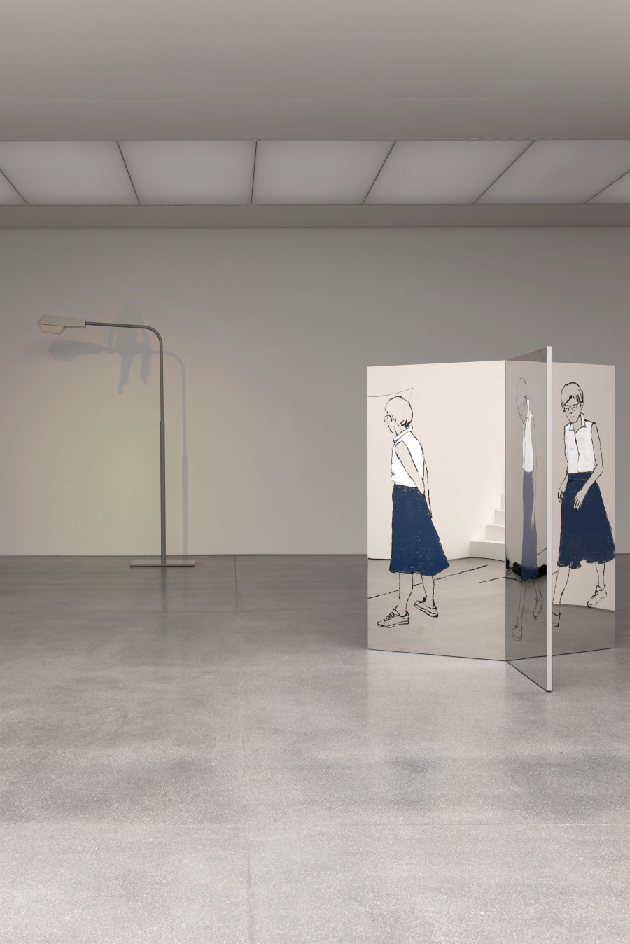 Zilla Leutenegger, Sunset Neighborhood (Remake), 2009 / 2021 (links). Videoinstallation mit 1 Objekt (Aluminium), 1 Projektion, Farbe, kein Ton, Loop. Drehtüre,
2021 (rechts).
Öl auf poliertem Chromstahlblech (Monotypie)
. Beide: Courtesy the artist and Galerie Peter Kilchmann, Zürich