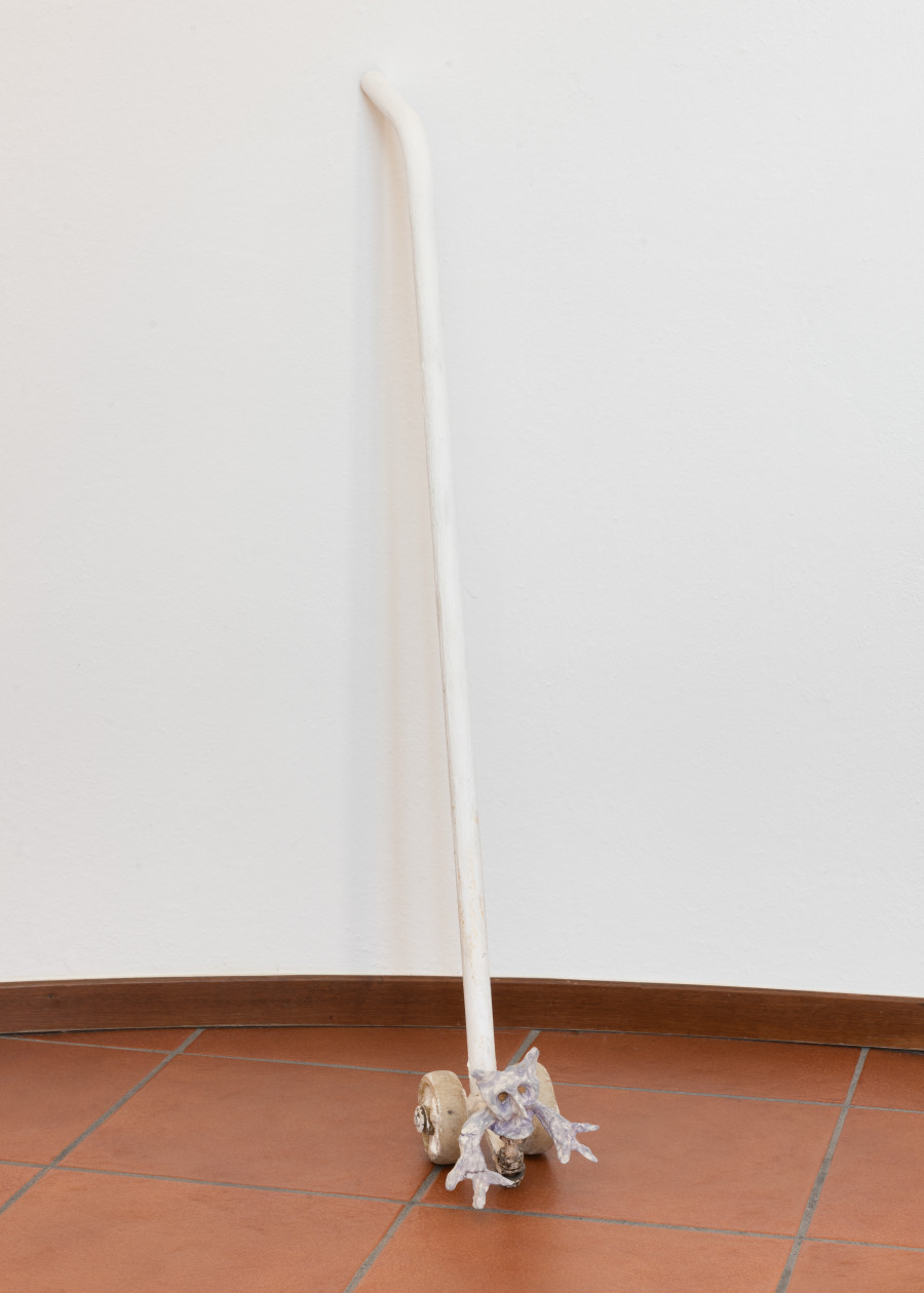Ugo Gattini, L’esploratorte, Gesso, farina, idropittura, ferro, plastica, Das, polline, pigmento, 20x100x13cm
, 2020.