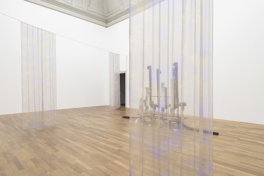 Pauline Curnier Jardin, Durata di cera (Was man aus Liebe tut)/ La notte del 17 novembre, 2022. Exhibition view Kunsthalle Winterthur, 2023. Foto: Christian Schwager © 2023 Kunsthalle Winterthur / Pauline Curnier Jardin / ChertLüdde