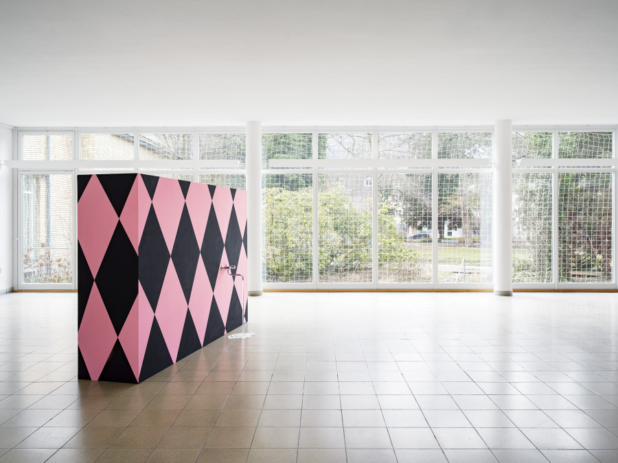 Sophie Gogl die kleine Feuerlöscher, 2023 Acryl und Aquarellfarbe Holz, Dispersionsfarbe, Wasserhahn, Epoxidharz/ Wood, emulsion paint, water tap, epoxy resin die knusprige Nichte Ausstellungsansicht / installation view Kunsthaus Glarus, 2023 Alle Werke / all works courtesy die Kunstlerin / the artist and / und KOW, Berlin Alle Fotos / all images: Cedric Mussano