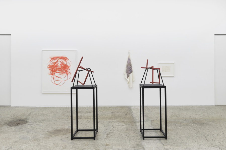 Exhibition view, «der zweibeinige Stuhl», 2023, Galerie Mark Müller