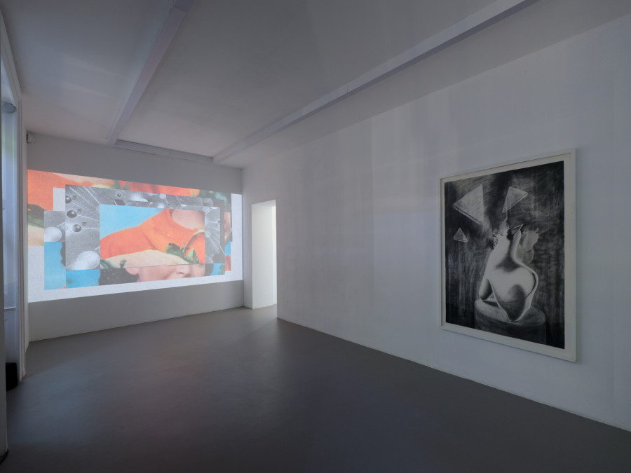 Hippolyte Hentgen, Les Italiens, vidéo, textes et voix Anne-James Chaton, 2024 et Night Sounds, dessin au graphite, vue de l’exposition « Chambre à deux lits » à la Villa du Parc - centre d’art contemporain - Aurélien Mole, 2025