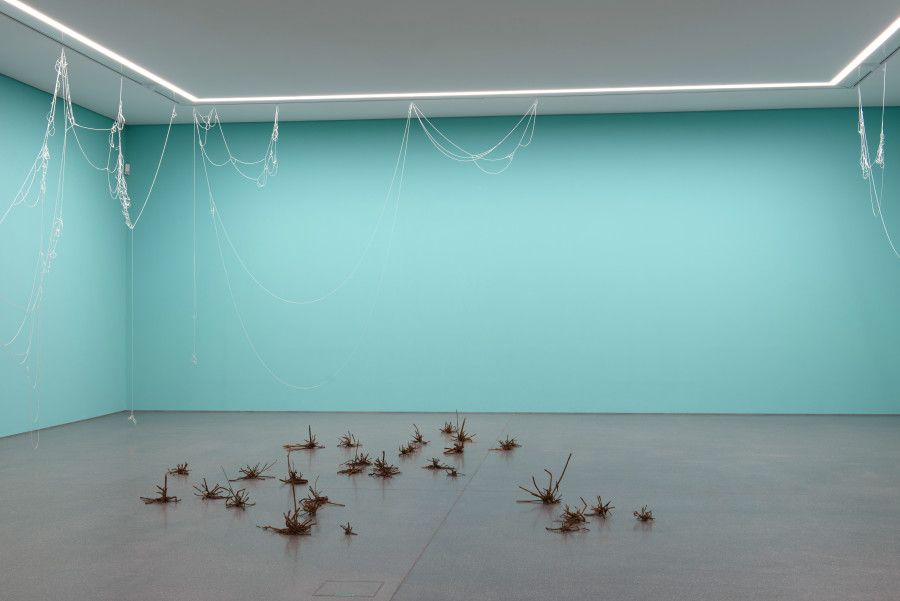 Franziska Furter, Making Waves, 2023, Glasperlen, Nylon, rostige Nägel, Magnete, Bündner Kunstmuseum Chur, Labor Im Besitz der Künstlerin