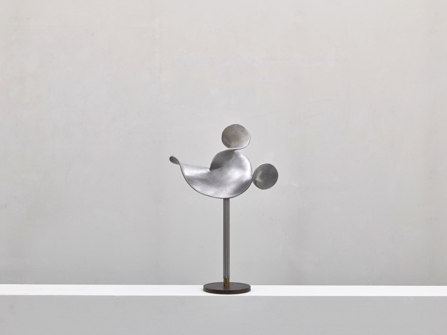 Markus Raetz, Form in Space, Bern, 1991/2017, Cast aluminum, rod: aluminum, fluted, with brass collar (found object), plinth: bronze (found object), 43.3 x 28.8 x 12.5 cm. Photo: SIK-ISEA, Zürich/Alexander Jaquemet, Erlach