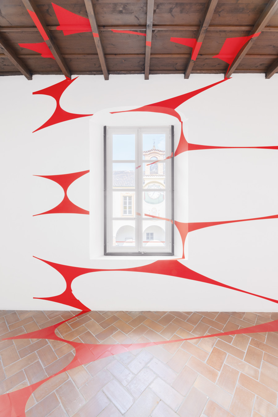 Dischi vuoti e semivuoti nel rettangolo, Mendrisio, 2026 (detail). Acrylic paint and vinyl film. © Felice Varini 2026, ProLitteris, Zurich. Photo: Mattia Mognetti