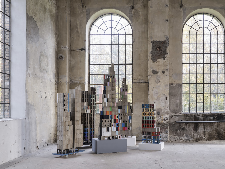 Siggi Hofer “New York / Chicago” (2016/2022), installation view “Here and Now. Vienna Sculpture 2022“, Kunstraum Dornbirn, Photo Günter Richard Wett.