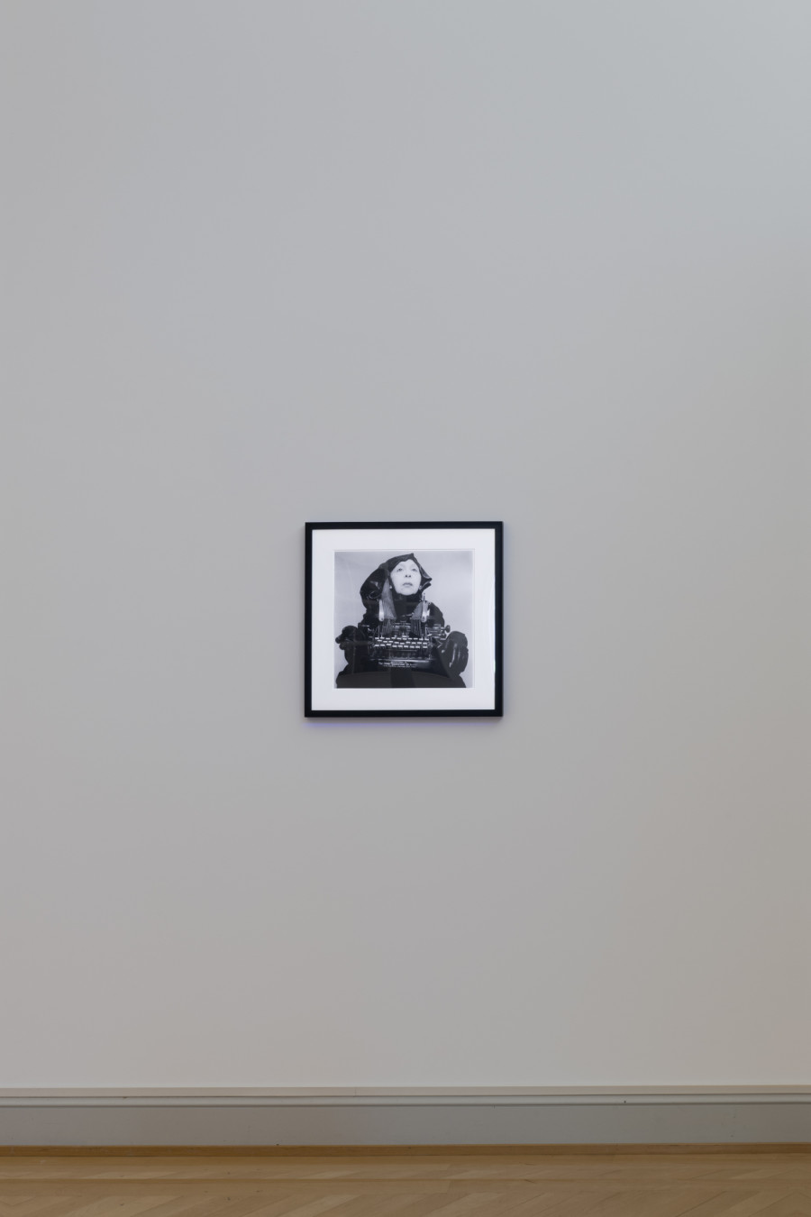 Geta Brătescu, Doamna Oliver în costum de călătorie [Frau Oliver in ihrem Reisekostüm | Lady Oliver in Traveling Costume], 1980 – 2012, Photo: Sebastian Stadler