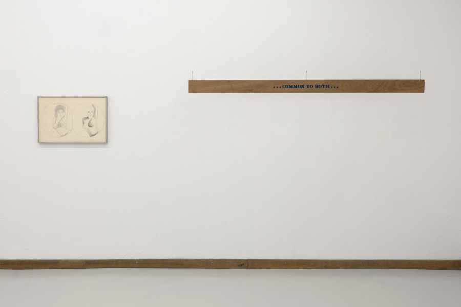 Mel Ramos, Ohne Titel, 1965 (links / left), Bleistift auf Papier / Graphite on paper; Lawrence Weiner, Common to Both, 1973 (rechts / right), Sprühfarbe auf Holz / Spray paint on wood. Sammlung Marc Egger, Ausstellungsansicht / Installation view, Kunsthaus Glarus, 2023. Fotos / Photos: Gina Folly