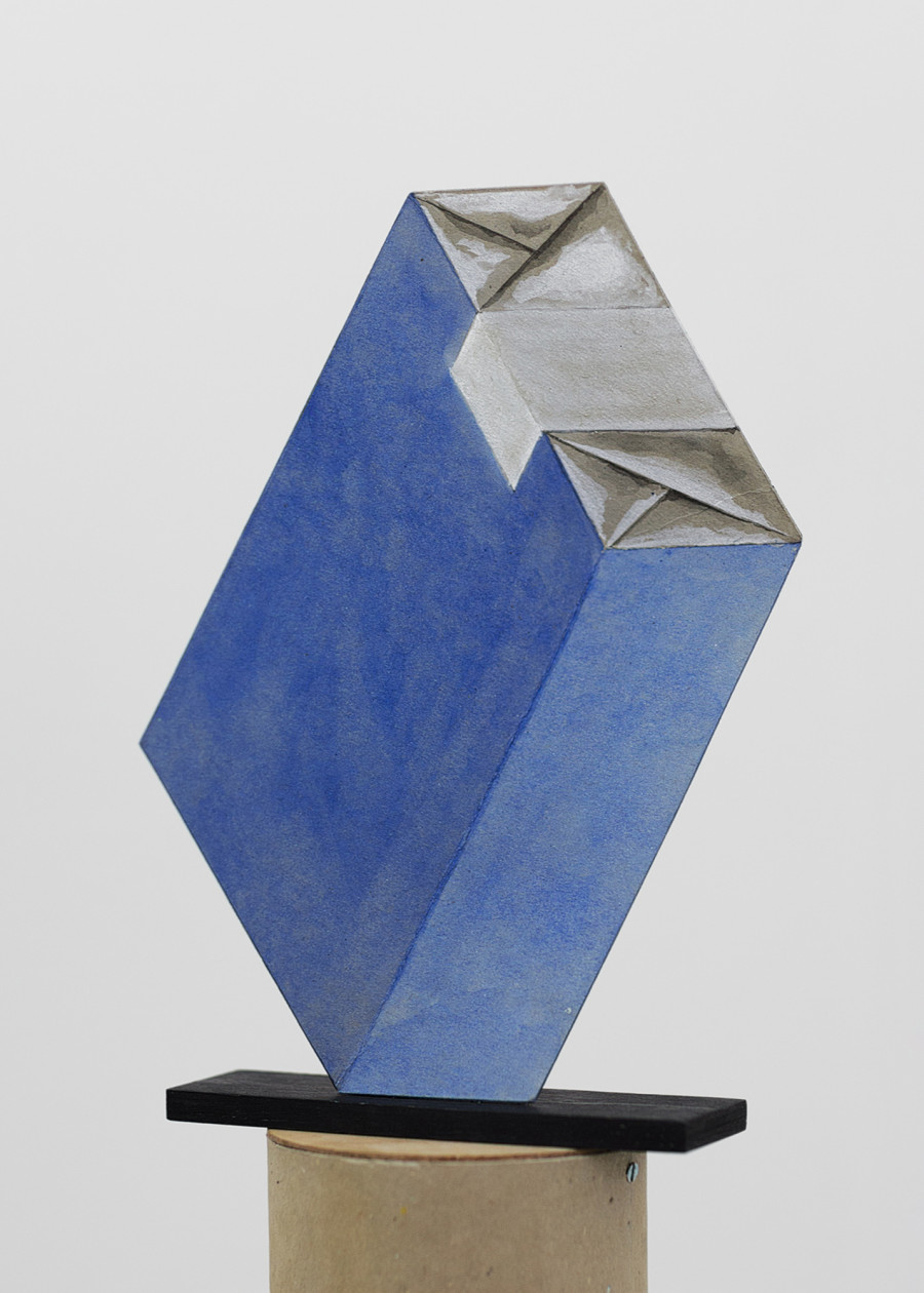 Markus Raetz, Paquet, Bern, 26.3.2008, Cardboard, folded, glued and painted (watercolor); plinth: wood, stained black, waxed, base: cardboard tube, support plate: plywood, 26.1 x 17 x 9 cm. Photo: SIK-ISEA, Zürich/Philipp Hitz