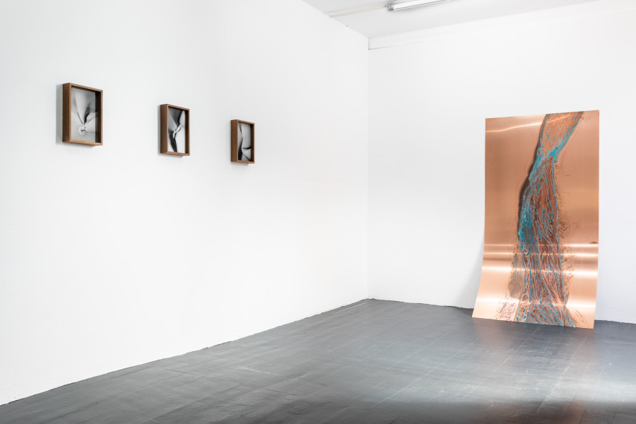 Right: Una Szeemann, Die verschobene Verdichtung eines Schläfers II, (The Displaced Compression of a Sleeper II), 2018. Left: Martín Soto Climént, Marea de espuma, 2015. Photo: Kilian Bannwart
