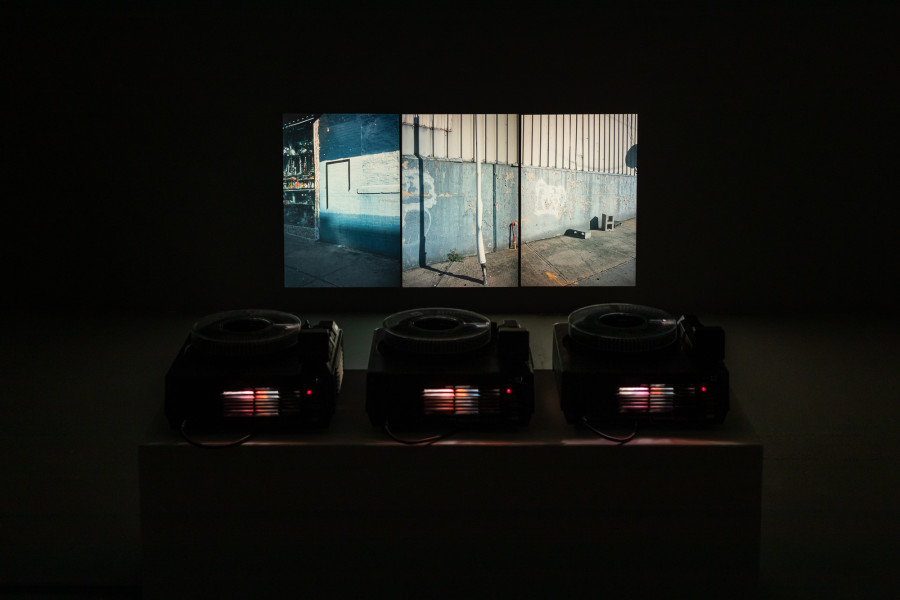 Exhibition view, Lukas Hoffmann, strassenbilder, Kunsthalle Luzern, 2024. Photo credit: Kilian Bannwart
