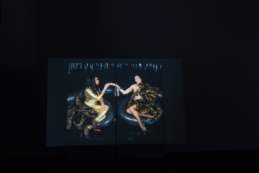 Alexandra Bachzetsis, Notebook: Sophia the Robot Sees Her Reflection for the First Time, 2022, dialogue with Safiya Sinclair. Photo: Kunst Halle Sankt Gallen, E. Sommer. Courtesy: the artist. Courtesy: Experimenter, Karma International, kurimanzutto, Meyer Riegger.