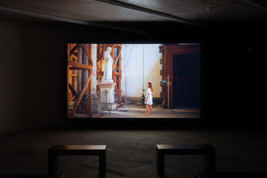 Le Chant des Maisons, 2022. 4K, color with sound 24:30 min. Commissioned by the 16th Lyon Biennale of contemporary art. Fotocredit: Video stills; credit Annika Kahrs & Produzentengalerie Hamburg. Ausstellungsansicht / Installation view Kunsthaus Baselland 2025. Foto / Photo: Finn Curry