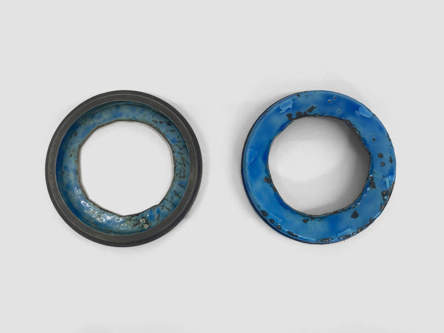 Bernhard Schobinger, Pair of Bracelets, 1981, Arm cuffs made of silver 925, blue enamel, 9.5 x 9.5 x 1 cm, inner ⌀ 6 cm