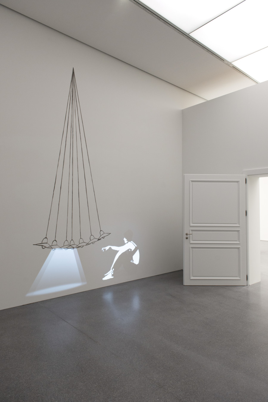 Zilla Leutenegger,
Lucellino,
2006.
Videoinstallation mit Wandzeichnung, 1 Projektion, s/w, kein Ton, 10 Sek., Loop
. Courtesy the artist and Galerie Peter Kilchmann, Zürich