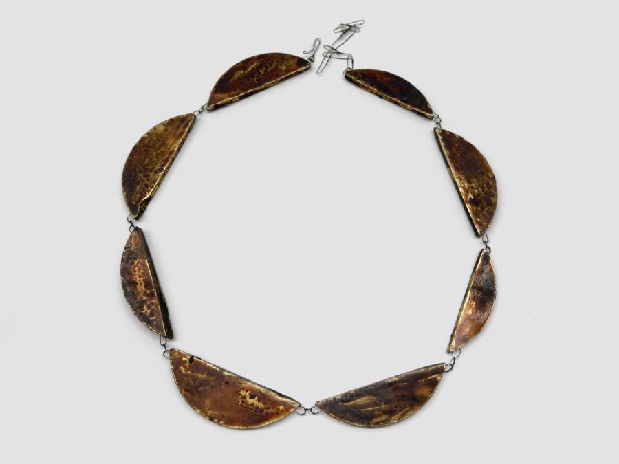 Bernhard Schobinger, Segmenten-Kette / Chain of Segments, n.d., Necklace made of silver 800, urushi lacquer, cobalt wire, 17.5 x 17.5 x 0.5 cm, Neckline 48 cm
