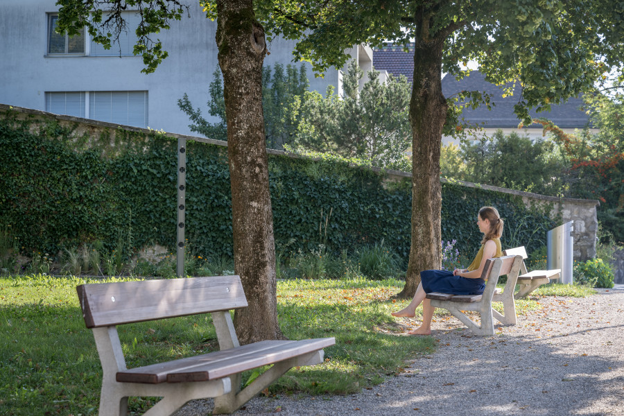 Julia Steiner, «Sichtwechsel», 2023. Intervention im Park. Gedrehte Parkbank, neu bepflanzte Rabatte. Foto: Ullmann.Photography